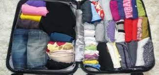 ترتيب الملابس وحقيبة السفر